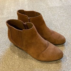 Clarks brown suede bootie, GUC, Sz 10